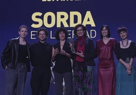 El equipo de 'Sorda', con la Biznaga de Oro a la mejor película española del Festival de Málaga.