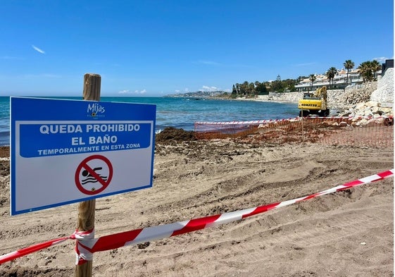 Cartel instalado en la playa, en el que se informa que el baño está prohibido.