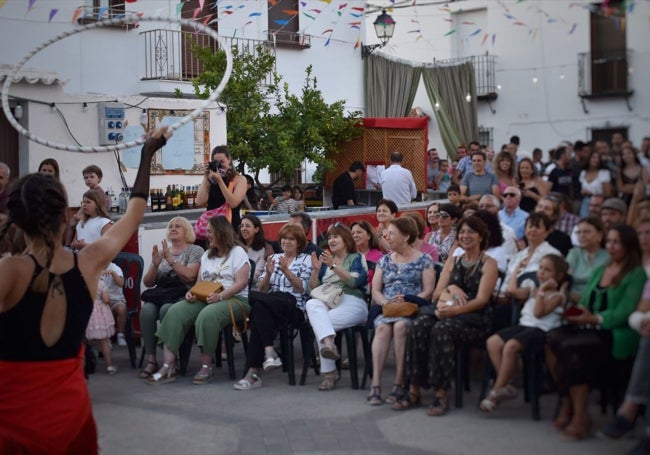 María Guerrero, de fotógrafa, en sus prácticas universitarias en Cuevas del Becerro.