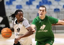 Kendrick Perry y el malagueño Manu Trujillo, durante un entrenamiento.