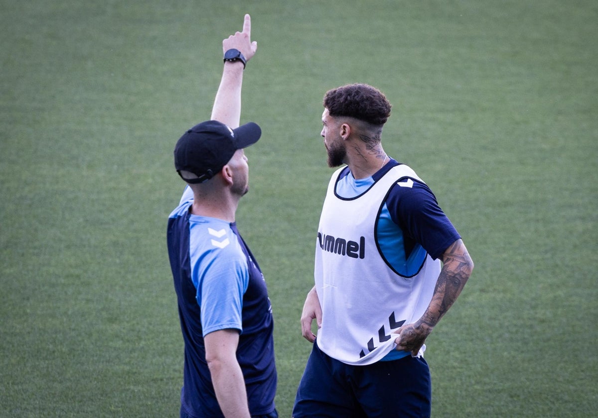 Dani Sánchez atiende las instrucciones de un asistente del cuerpo técnico de Pellicer.