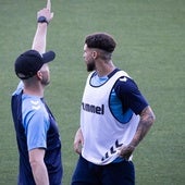 Dani Sánchez atiende las instrucciones de un asistente del cuerpo técnico de Pellicer.