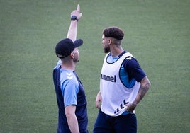 Dani Sánchez atiende las instrucciones de un asistente del cuerpo técnico de Pellicer.