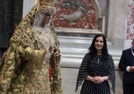 Diana Navarro, junto a la Virgen de la Esperanza, en San Pedro del Vaticano.