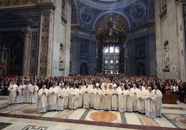 Foto de los celebrantes y asistentes a la misa celebrada en San Pedro del Vaticano.