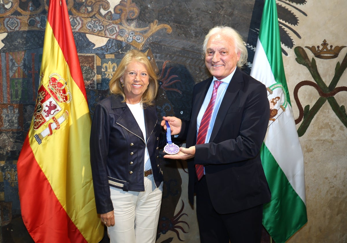 El Ayuntamiento de Marbella recibe al doctor Abel Emir Murgio, galardonado como mejor pediatra europeo