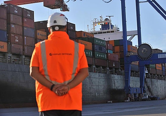 Barco cargado de contenedores en el puerto de Málaga.