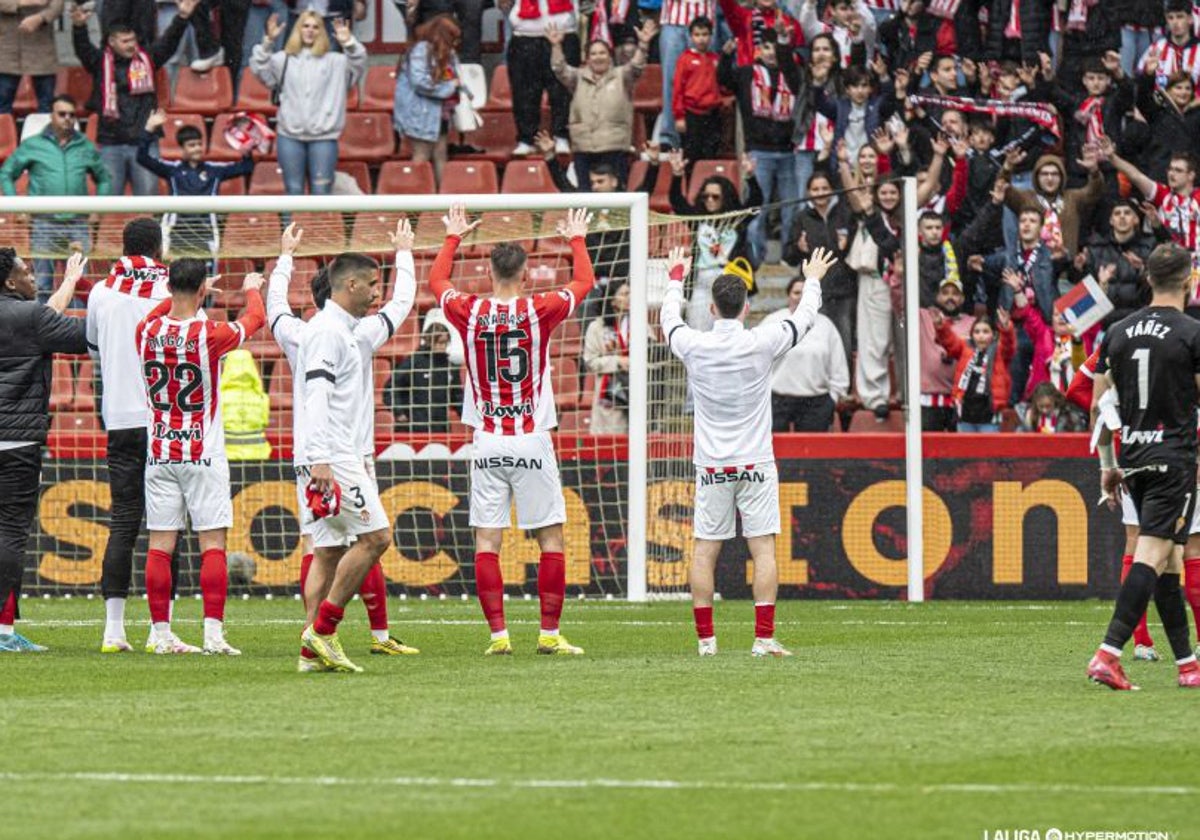 Los jugadores del Sporting agradecen el apoyo de su afición tras el triunfo del equipo rojiblanco frente al Deportivo la pasada jornada.