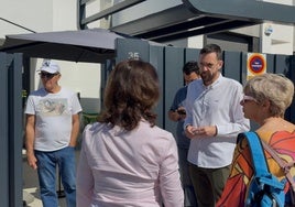 El portavoz socialista veleño, reunido con vecinos de la urbanización Baviera Golf.