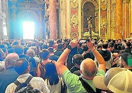 Lo vivido delante de la capilla de la Presentación de la Virgen con la Esperanza y el Cachorro es difícil de explicar.
