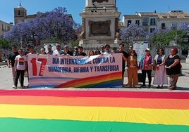 Las asociaciones LGTBI de Málaga se unen en la Plaza de la Merced para alzar la voz en el Día Internacional contra la LGTBIfobia.