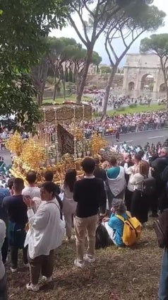 Video: La Esperanza se adentra en la vía de San Gregorio entre aplausos y vivas