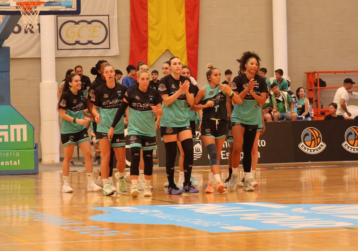 Imagen principal - El CAB Estepona tira de épica para regresar a la final por el ascenso