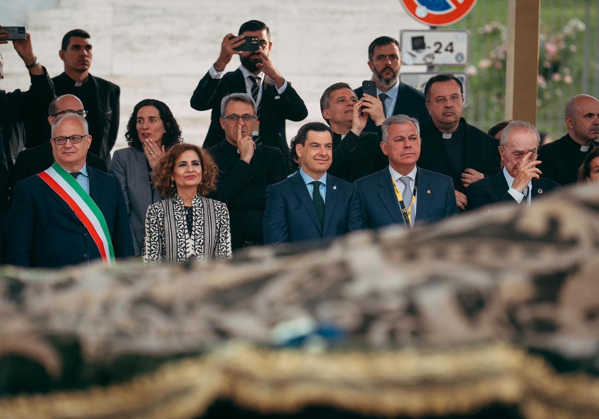 Roberto Gualtieri, María Jesús Montero, Juanma Moreno, José Luis Sanz y Francisco de la Torre, en el palco de autoridades.