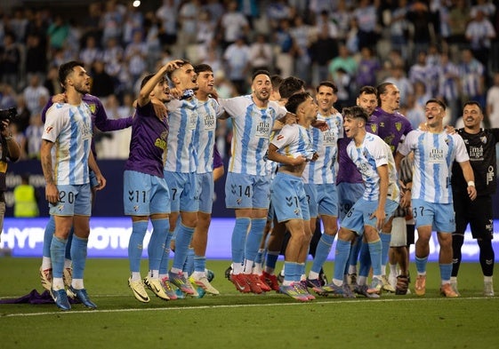 Los jugadores del Málaga celebran la victoria tras el partido ante la grada de Fondo Sur.