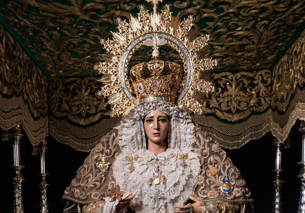 La Virgen de la Esperanza Coronada, dispuesta en su trono, para su salida de este sábado por las calles de Roma.