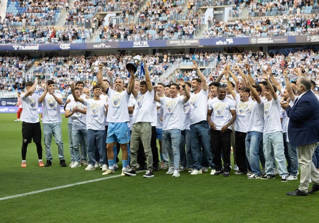 Los jugadores y cuerpo técnico del Atlético Malagueño, homenajeados.