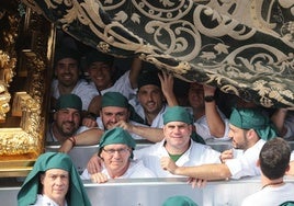 Hombres de trono de la Esperanza, este sábado, en la salida por Roma.