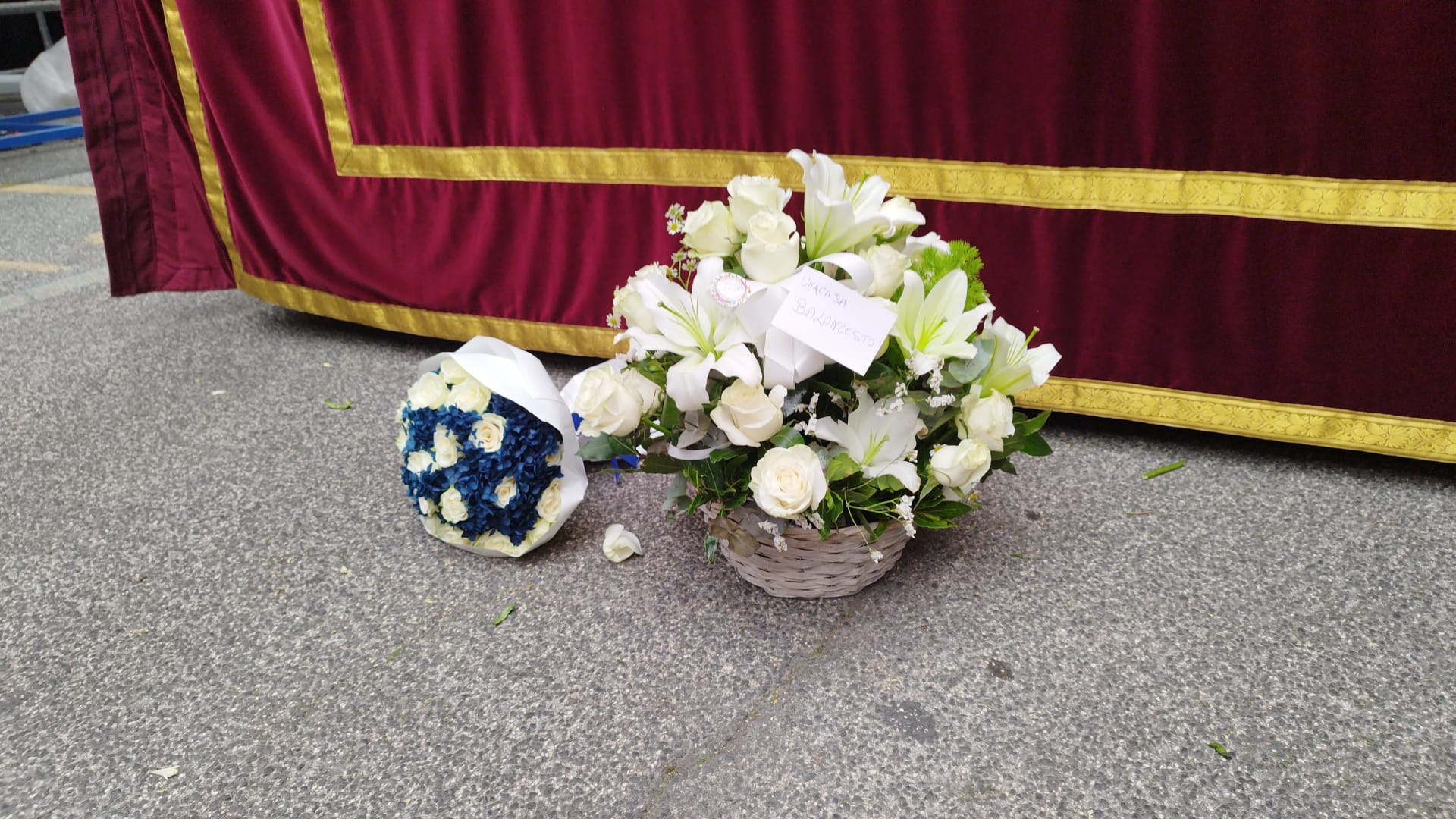 Ramo de flores del Málaga CF y del Unicaja