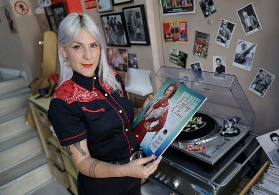 Ángela Hoodoo, en Sleazy Records, el sello que edita 'Outlaw girls'.
