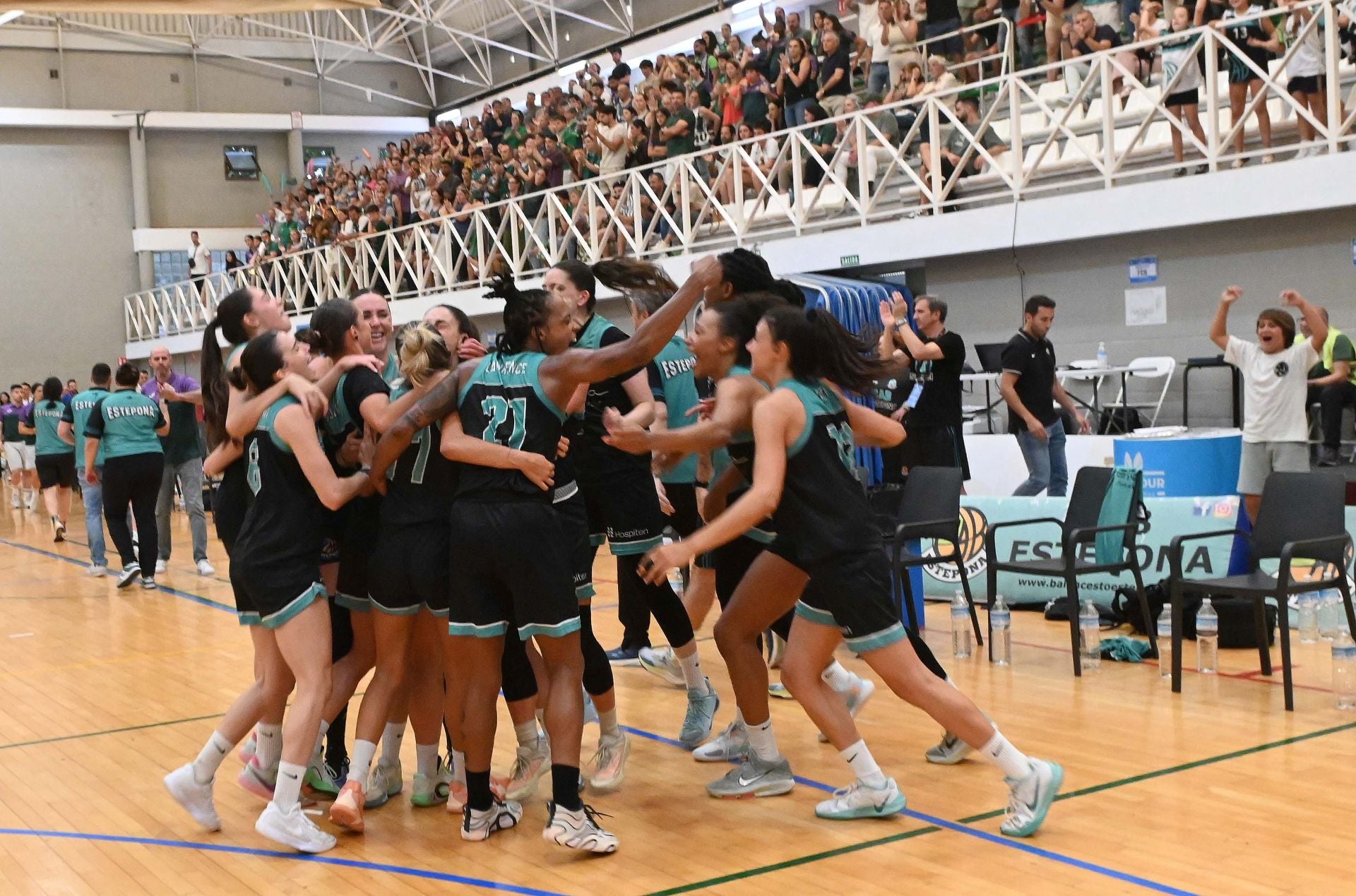 Las mejores imágenes de la victoria del CAB Estepona y su ascenso a la élite del baloncesto femenino español