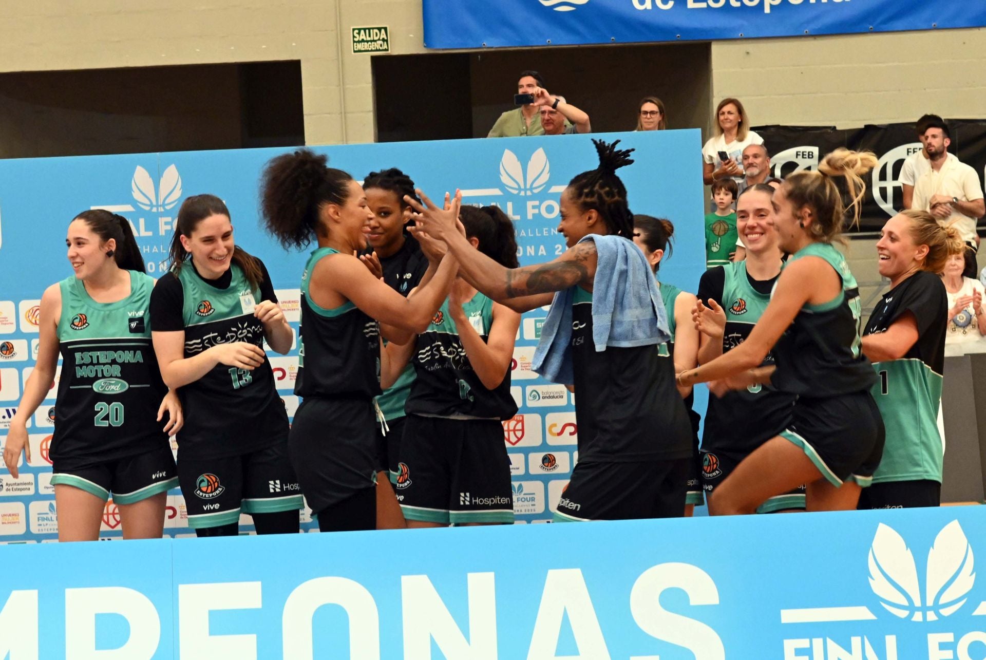 Las mejores imágenes de la victoria del CAB Estepona y su ascenso a la élite del baloncesto femenino español