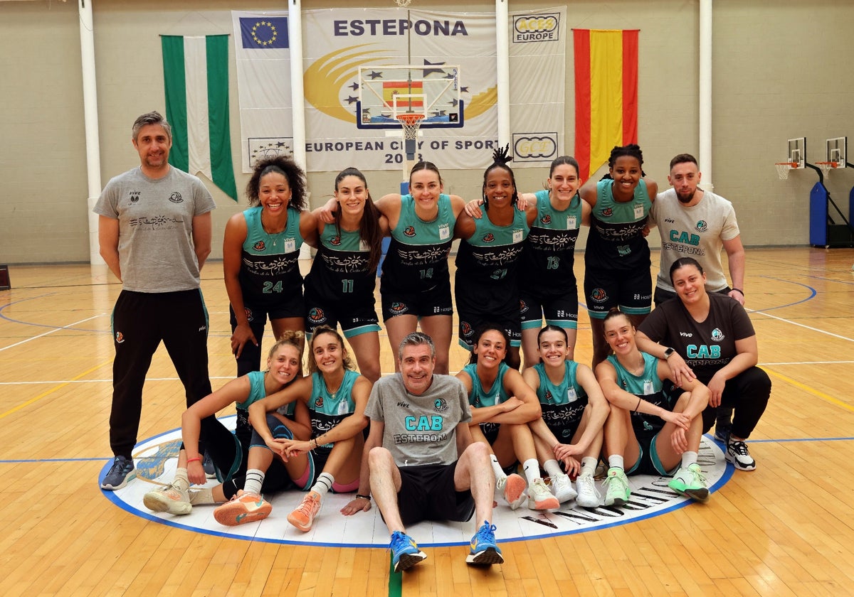 La plantilla del Estepona que ha conseguido el ascenso.