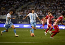 Chupete avanza metros en carrera y ve la llegada de Dioni a su derecha, en el partido frente al Sporting del sábado.