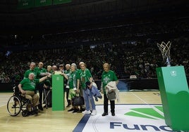 Los abonados encargados de activar el mecanismo que desplegó la banderola.