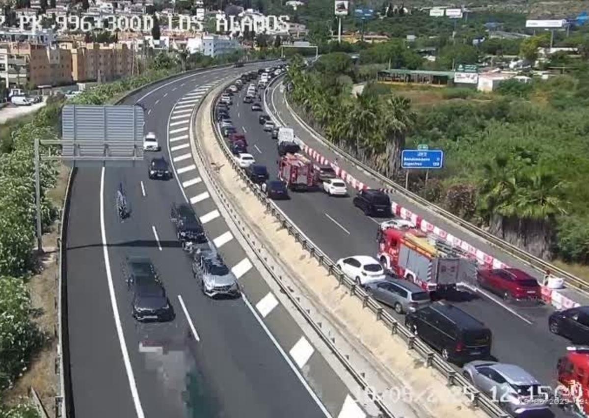 Imagen secundaria 1 - Al menos doce heridos al colisionar un autobús y un camión en la AP-7 en Torremolinos