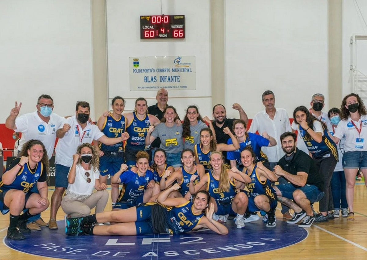 Imagen secundaria 1 - Francis Tomé formó parte de las selección júnior que ganó el oro mundial en Lisboa. En la segunda image, durante su etapa en el Asisa Alhurín de la Torre y, abajo, ahora con el Estepona.