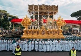 El trono de la Virgen de la Esperanza, a su paso por la tribuna de autoridades.