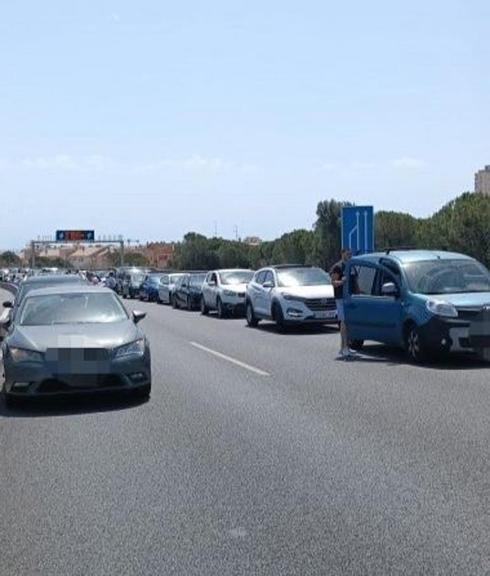 Imagen secundaria 2 - Al menos doce heridos al colisionar un autobús y un camión en la AP-7 en Torremolinos
