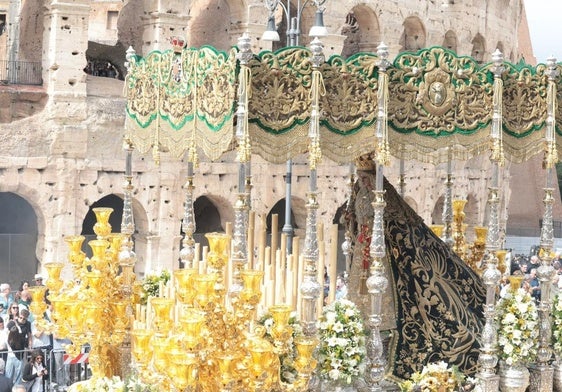 La Esperanza junto al Coliseo en la procesión del sábado.