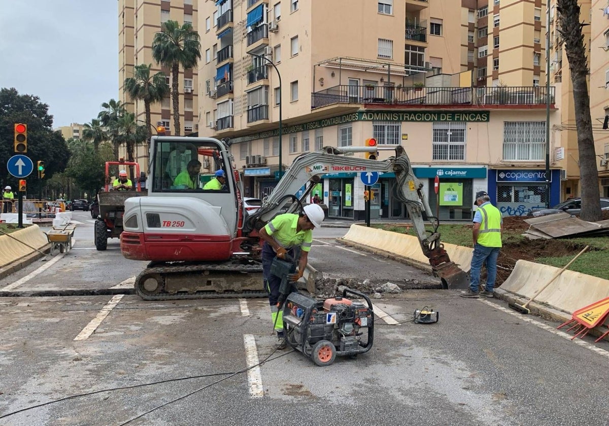 Obras en la glorieta de Las Chapas para el desvío de tráfico en Eugenio Gross.
