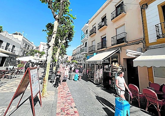 Negocios de hostelería y comercio en la céntrica plaza Cavana de Nerja, esta primavera.