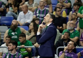 Ibon Navarro mira al videomarcador en el Unicaja-UCAM Murcia del domingo.