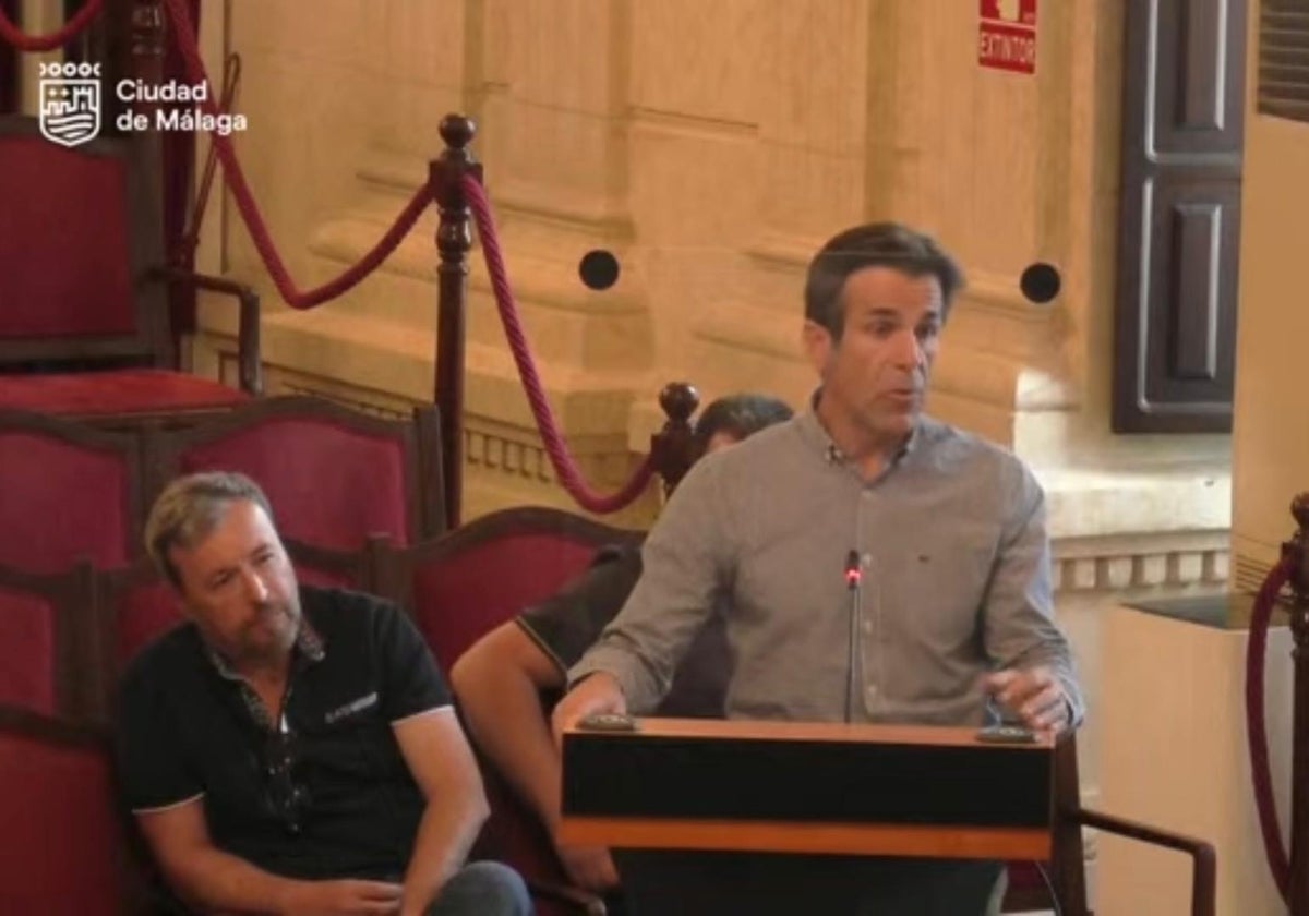El presidente de la comunidad de vecinos de El Olivar, Alejandro Vedia, en la comisión de pleno de Urbanismo.