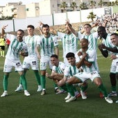 Los jugadores del Antequera celebran el pase a los 'play-off' el sábado tras golear al Betis B.