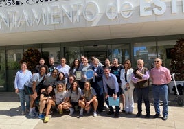 El CAB Estepona a las puertas del Ayuntamiento junto al alcalde.