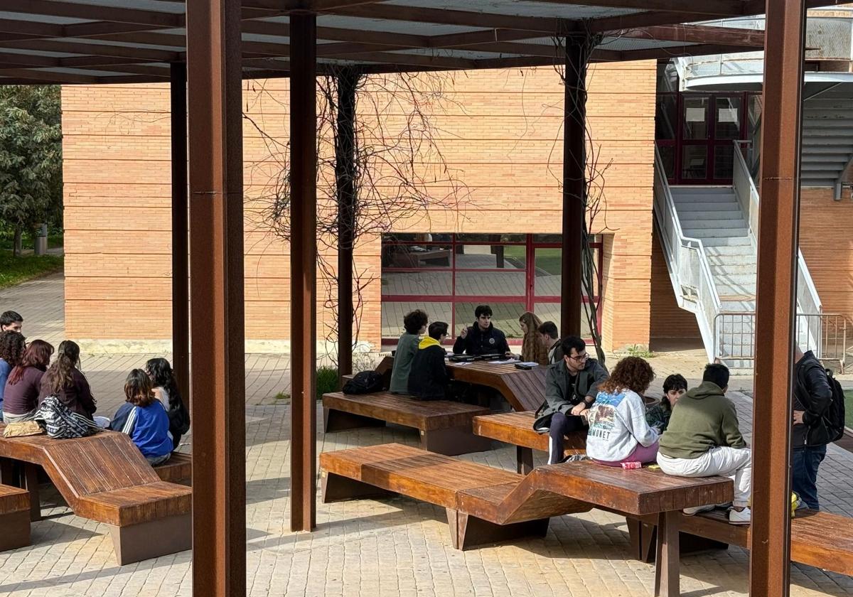Estudiantes en la Facultad de Ciencias de la Comunicación y Turismo.