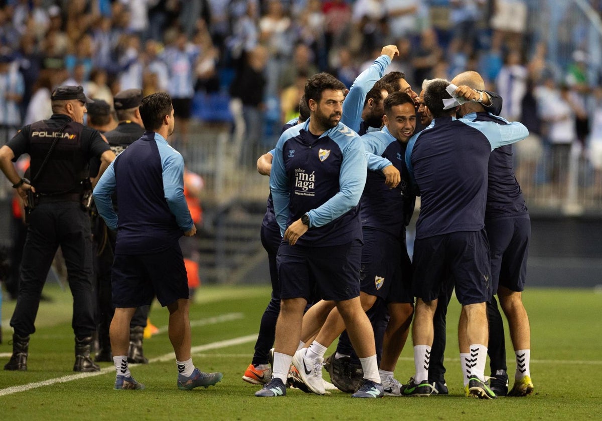 El cuerpo técnico malaguista celebra la importante victoria del sábado ante el Sporting.