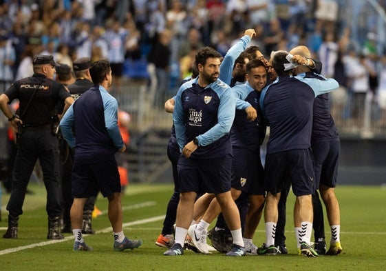 El cuerpo técnico malaguista celebra la importante victoria del sábado ante el Sporting.