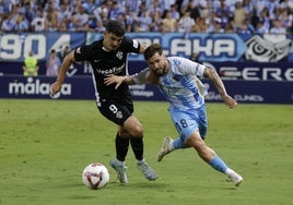 Una disputa en el Málaga-Elche de la primera vuelta.