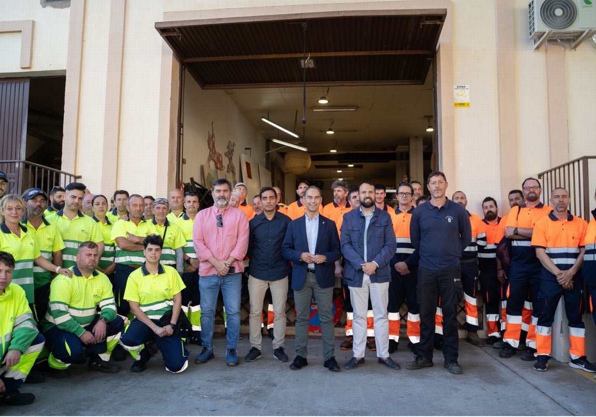 El alcalde y el concejal junto a los operarios.