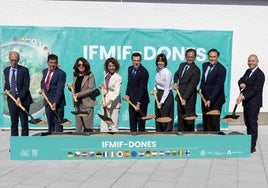 Personalidades en el acto de colocación de la primera piedra del edificio de Ifmif-Dones en Granada.