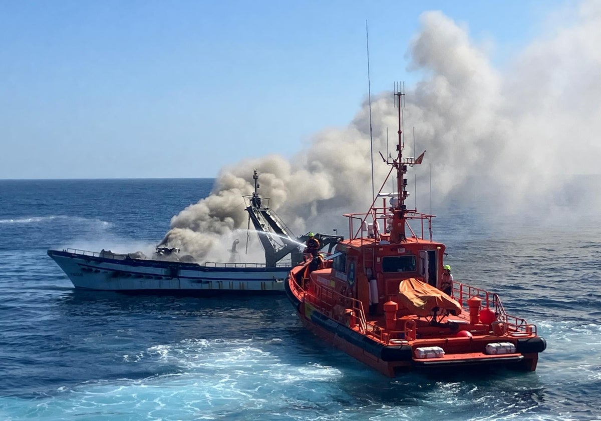Imagen principal - Un pesquero de Fuengirola se incendia en el Faro de Calaburras y tienen que rescatar a la tripulación