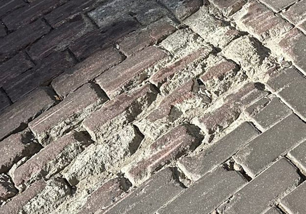 El asfalto del Soho, cada semana más deteriorado