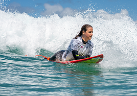 Sarah Almagro se cuelga el oro en el Hawaii Adaptive Surfing Championship