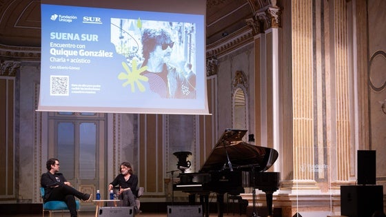 El codirector de Suena SUR, Alberto Gómez, en la entrevista con el cantautor Quique González, este martes en la Sala Fundación Unicaja María Cristina.
